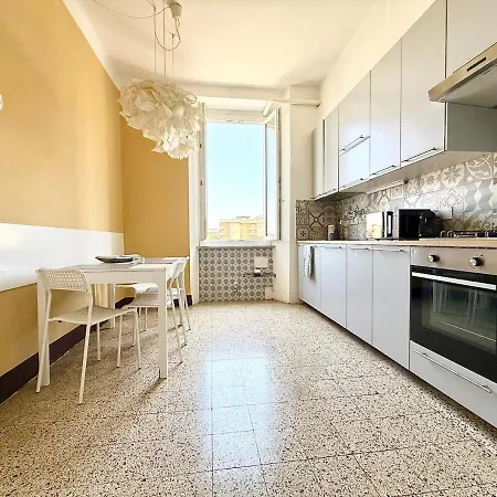 Free Parking 5 Minutes From The Station Apartment